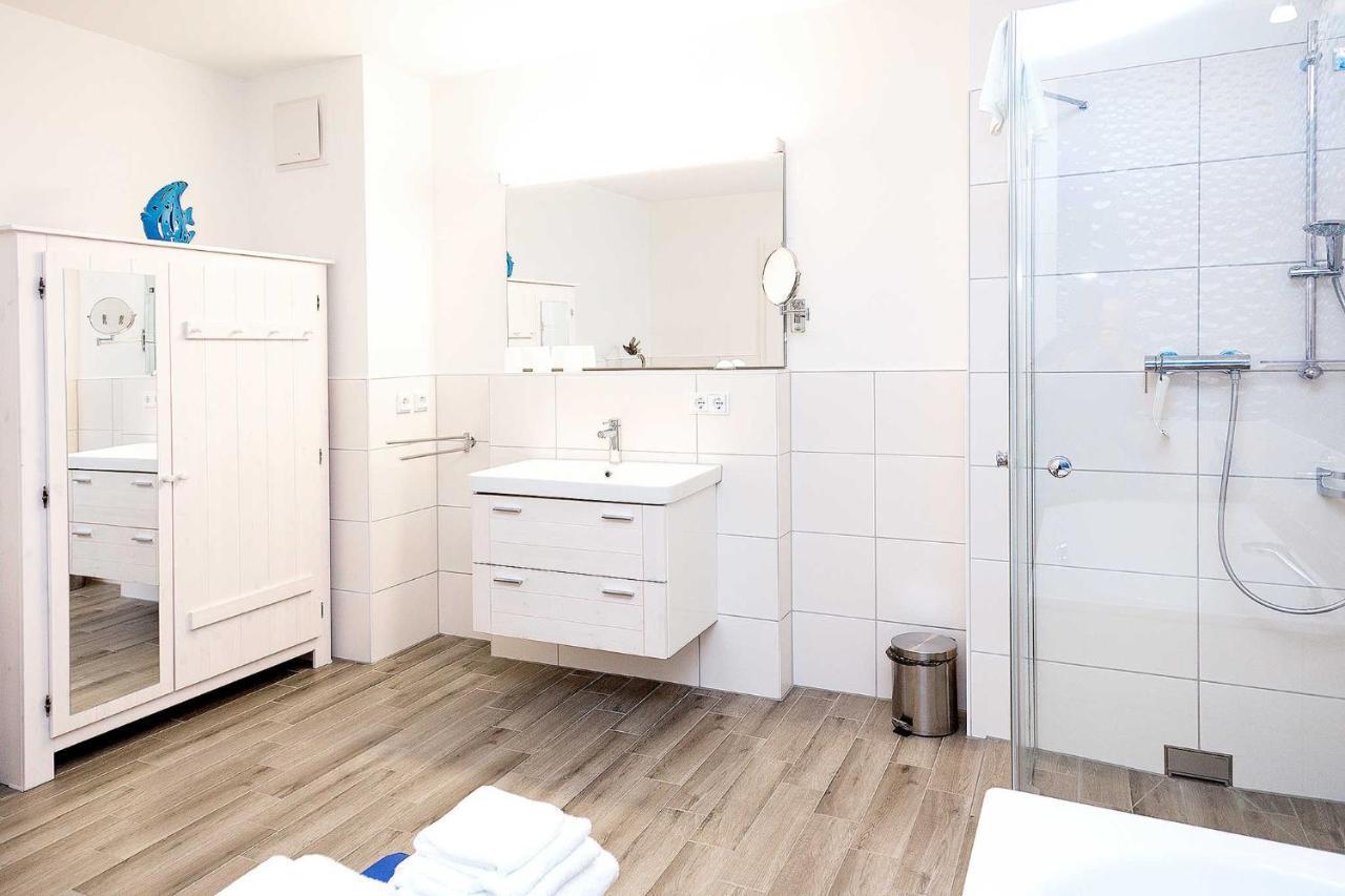 Traumfaengerloge -Hafenresidenz Apartment Waren  Bagian luar foto